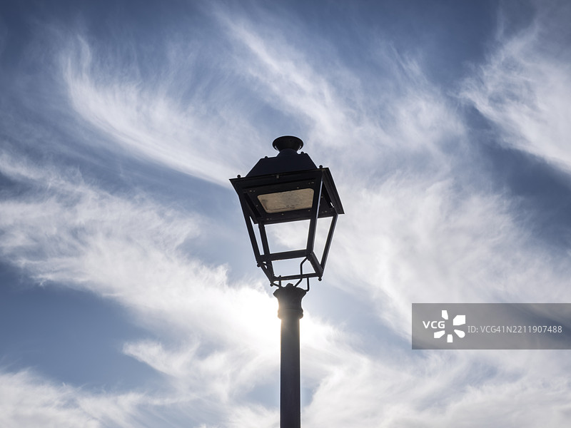 白天的街灯与明亮的蓝天和云朵相映成趣。图片素材