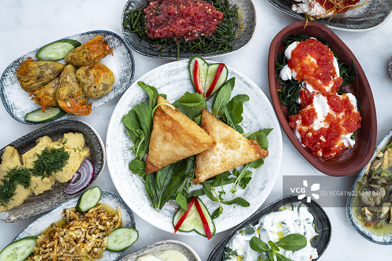 典型的希腊（拉基）餐桌图片素材