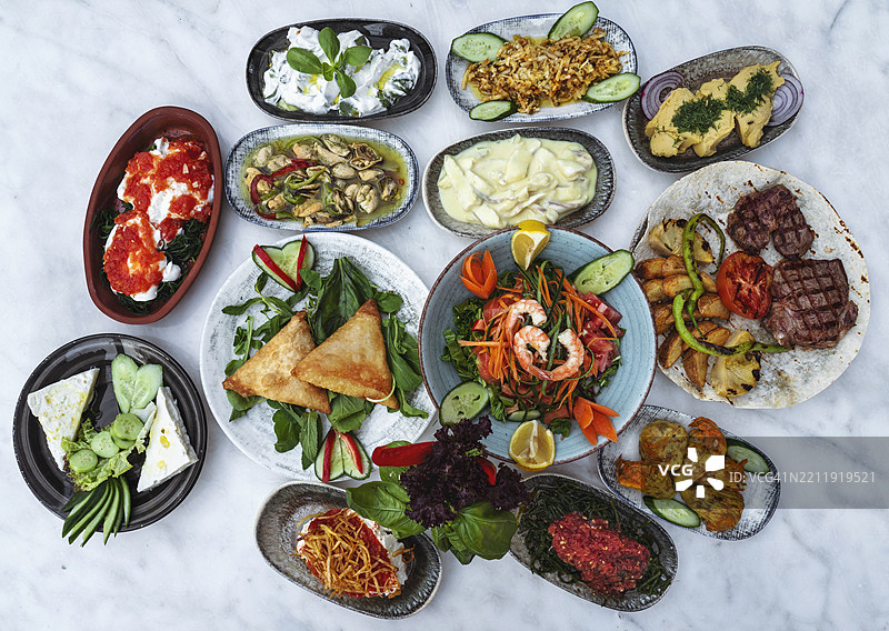 典型的希腊（拉基）餐桌图片素材