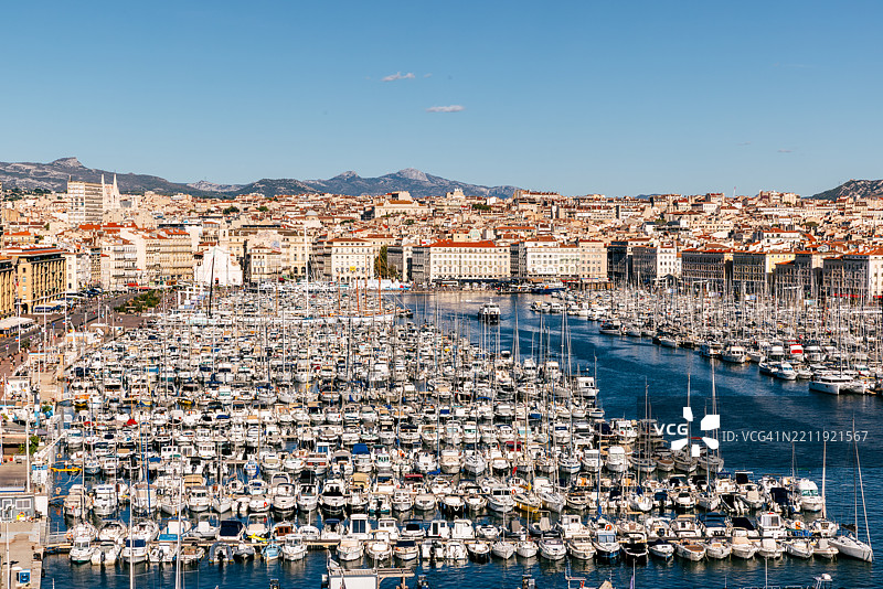 阳光明媚的夏日，老港和马赛城市风光，鸟瞰图，法国蔚蓝海岸图片素材