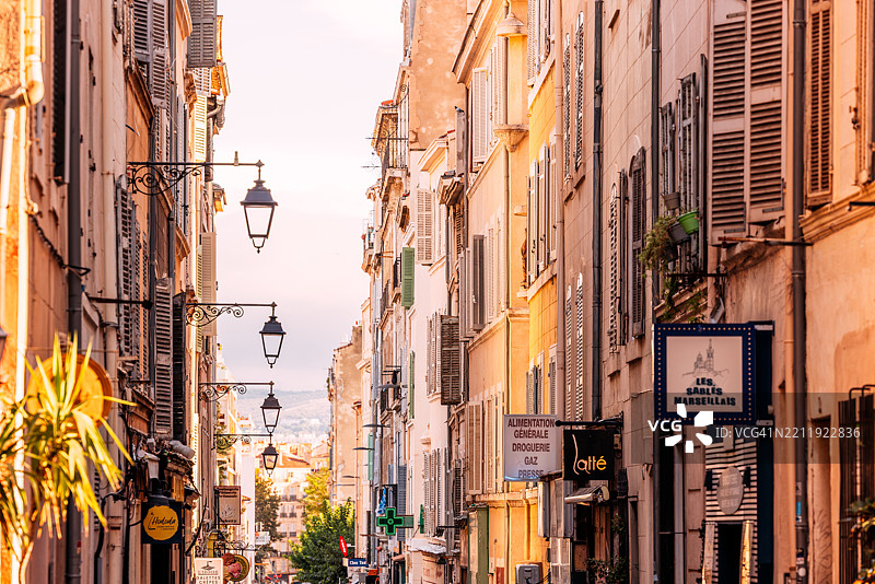 法国马赛老城区勒帕尼耶的街道，阳光明媚。图片素材