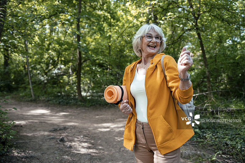 在大自然中前往瑜伽课的老年女性图片素材