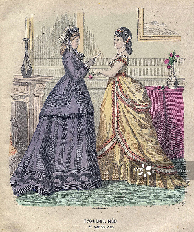 两位穿着优雅裙子的女性图片素材