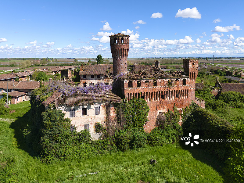 维蒂涅城堡和村庄的鸟瞰图图片素材