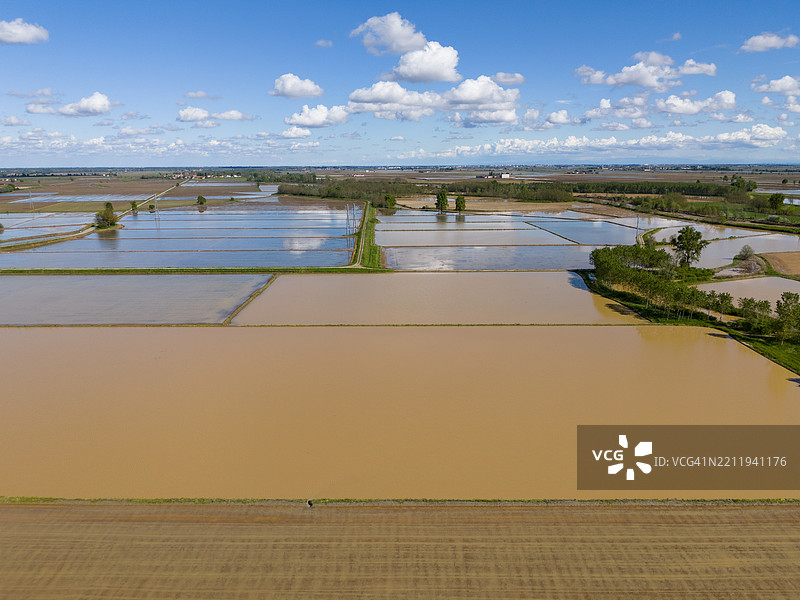 从上方俯瞰被淹没的稻田图片素材