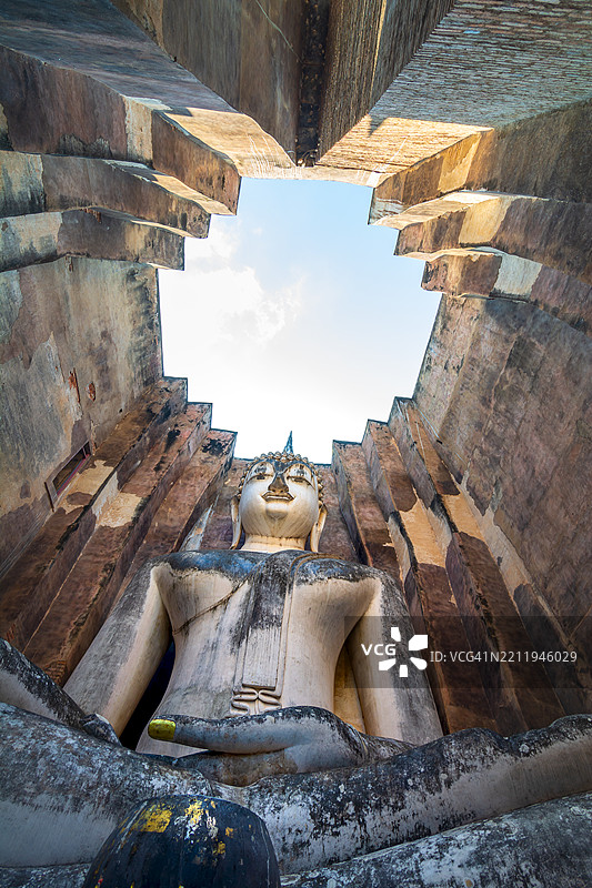 从低角度看泰国素可泰省西春寺内的大佛图片素材