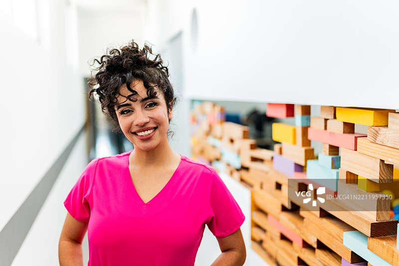 学校走廊里年轻教师的肖像图片素材