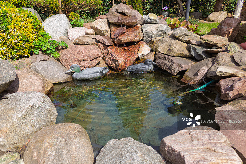 小石头瀑布流入池塘图片素材