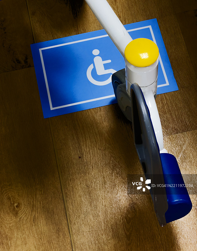 轮椅停车标志，上面有一部分轮椅图案图片素材