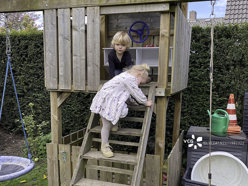 幼儿双胞胎在花园里玩耍图片素材