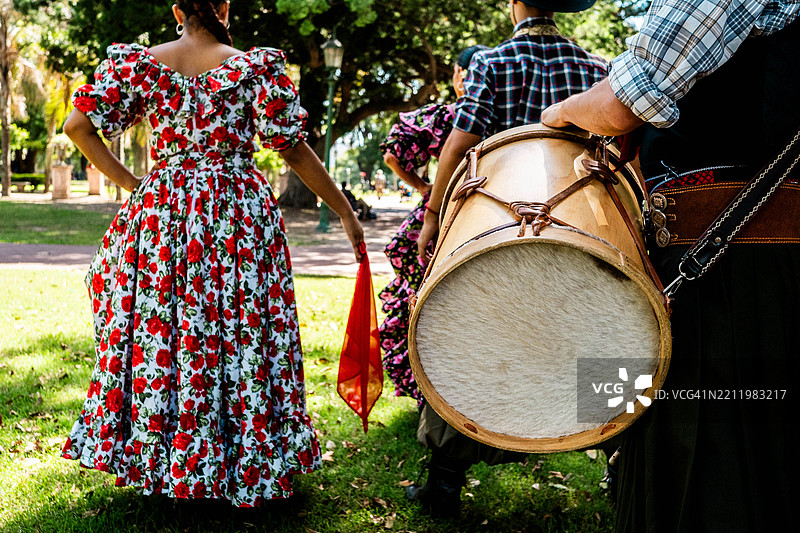 阿根廷乐团在户外的表演展示图片素材