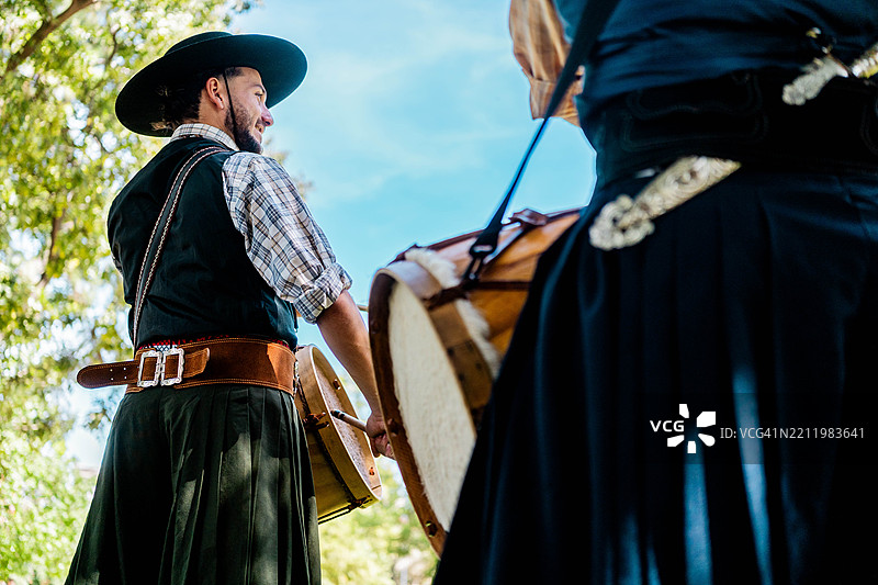 阿根廷男子在户外表演中打鼓图片素材