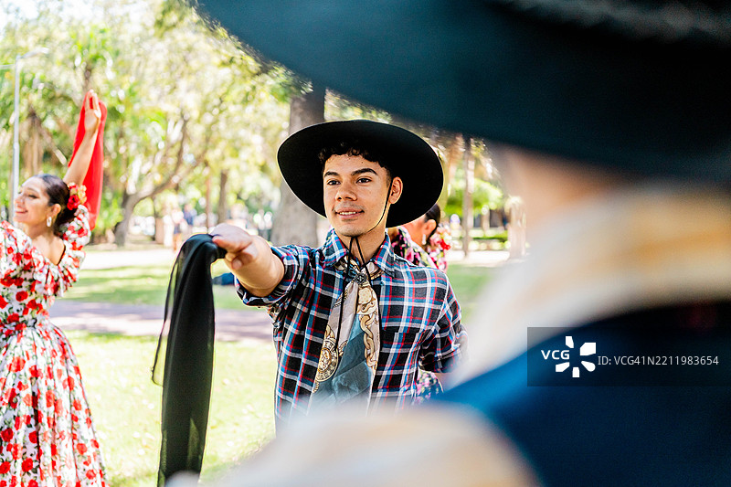 阿根廷男子在户外跳舞表演图片素材