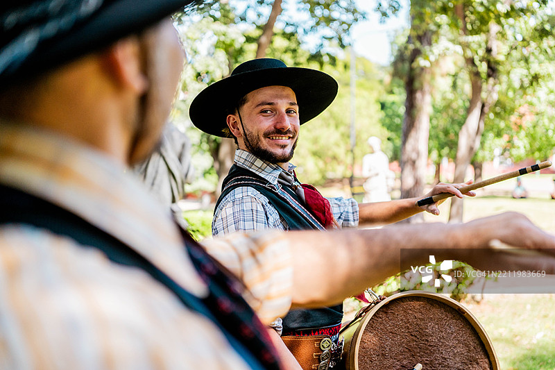阿根廷男子在户外表演中打鼓图片素材