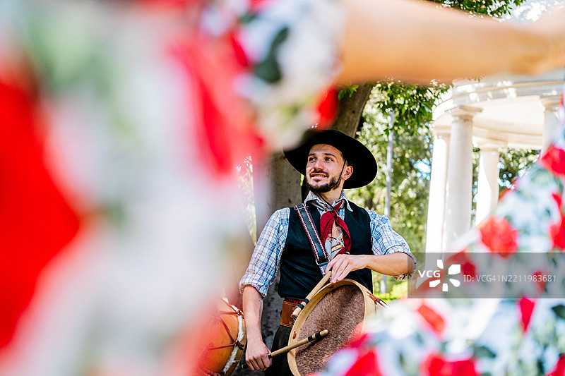 阿根廷男子在户外表演中打鼓图片素材
