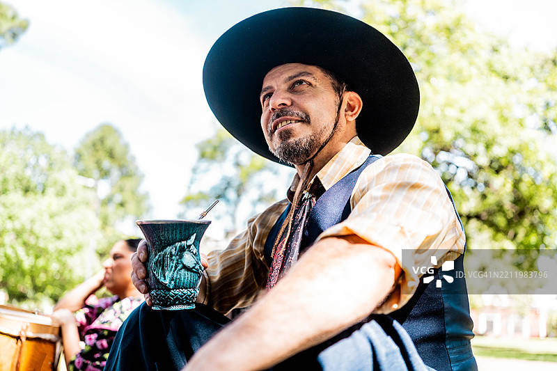 阿根廷男子在户外喝马黛茶图片素材