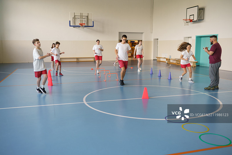孩子们在学校的体育馆进行体育训练图片素材