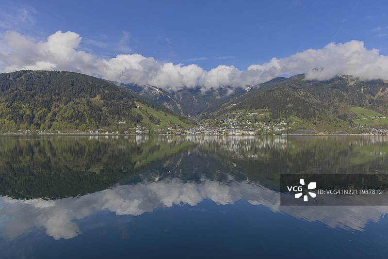 泽尔阿姆西湖的全景，平静的湖泊，田园风光图片素材