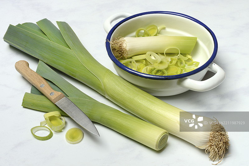 碗中的韭菜、韭菜条和韭菜圈图片素材