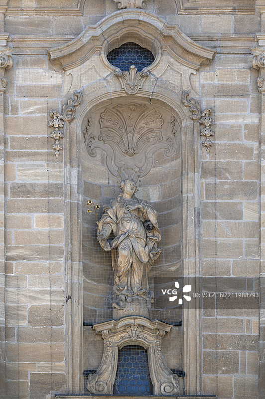 巴伐利亚州埃林根的圣乔治巴洛克教堂入口处的圣人雕像，建于1728年，位于中法兰肯，德国，欧洲图片素材