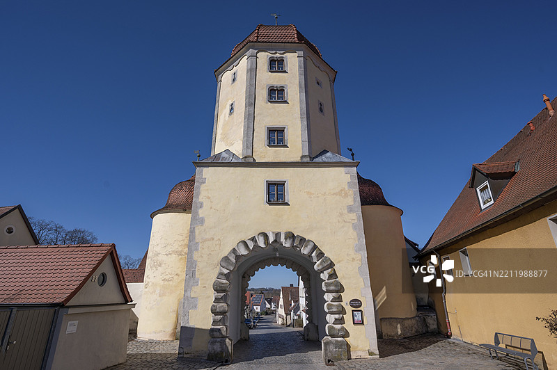 普莱因费尔德城门，建于1660年，是该镇防御工事中最古老的城门，位于德国巴伐利亚州中法兰肯的埃林根。图片素材