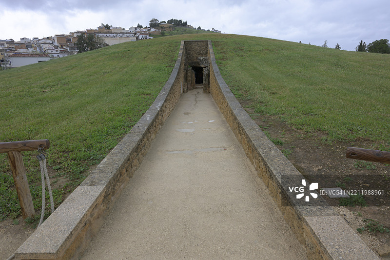 西班牙安特克拉考古遗址的维埃拉巨石墓入口，欧洲图片素材