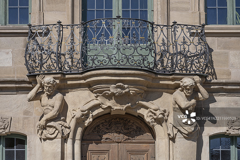 巴洛克晚期市政厅的阳台由阿特兰提斯支撑，建于1744年至1747年，位于德国巴伐利亚中法兰肯的埃林根。图片素材