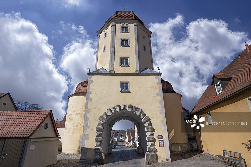 普莱因费尔德城门，建于1660年，是该镇防御工事中最古老的城门，位于德国巴伐利亚州中法兰肯的埃林根。图片素材