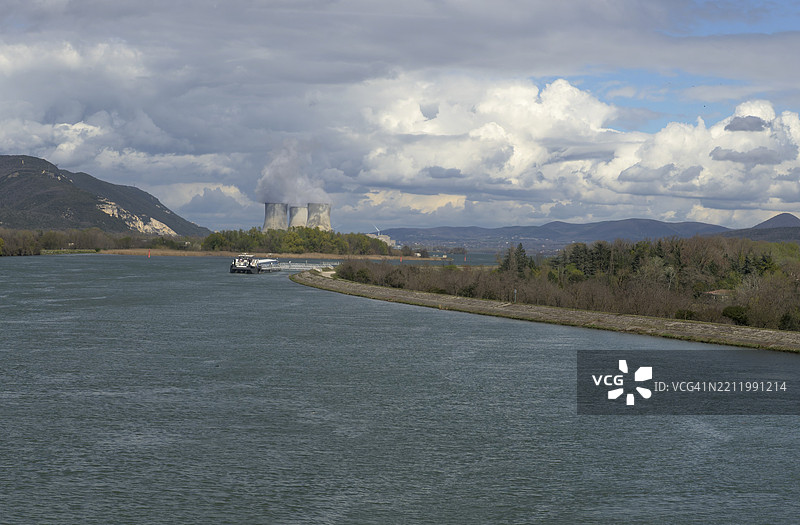 克鲁阿核电站位于法国蒙特利马尔附近的罗纳河畔，欧洲图片素材