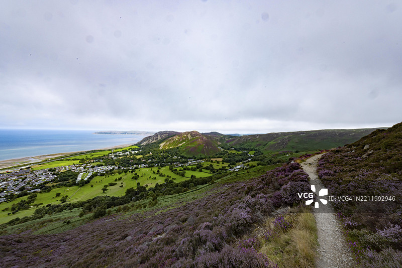 海边的山脉环形步道，俯瞰斯诺多尼亚国家公园边缘的佩曼毛尔，位于威尔士康威县的德威吉维尔基。图片素材