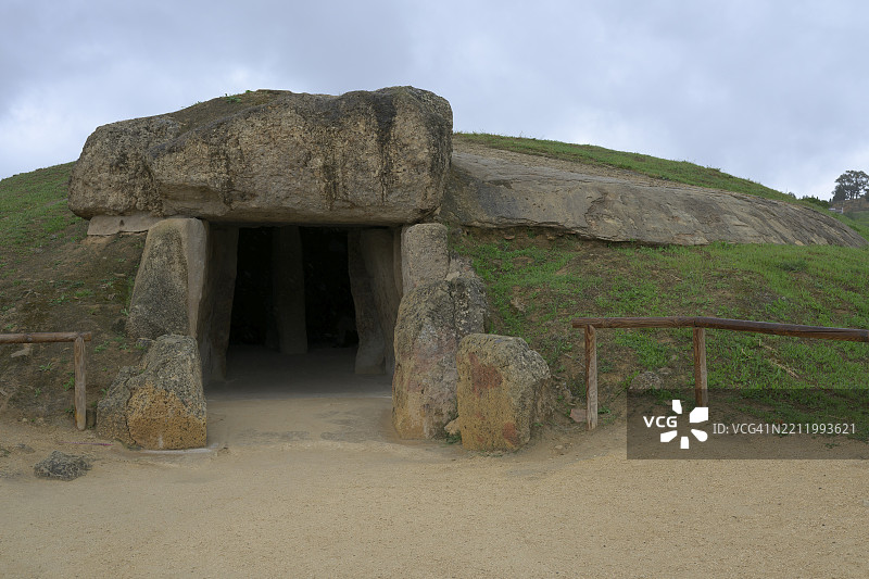 西班牙安特克拉考古遗址的门加巨石墓入口，欧洲图片素材