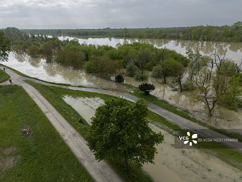 波河洪水淹没了靠近奥尔扎的农业景观，饱和的田野、树木和泥土道路被泥水覆盖，经过严重的溢出。图片素材