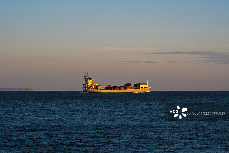 国际商业集装箱货船在葡萄牙跨越大西洋运送货物。图片素材