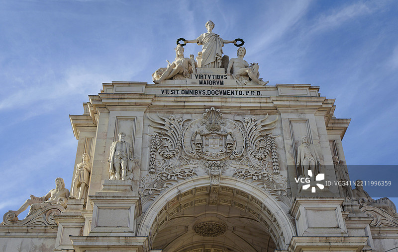 葡萄牙首都里斯本著名的阿尔科·达·鲁阿·阿古斯塔城门华丽装饰的外立面图片素材