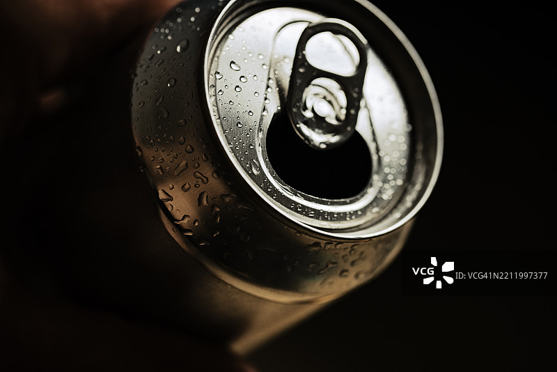 打开的汽水罐，表面有水珠图片素材