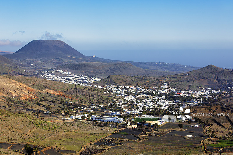 大西洋、科罗纳火山和哈里亚村的全景，马尔帕索，千棵棕榈谷，兰萨罗特，西班牙，欧洲图片素材