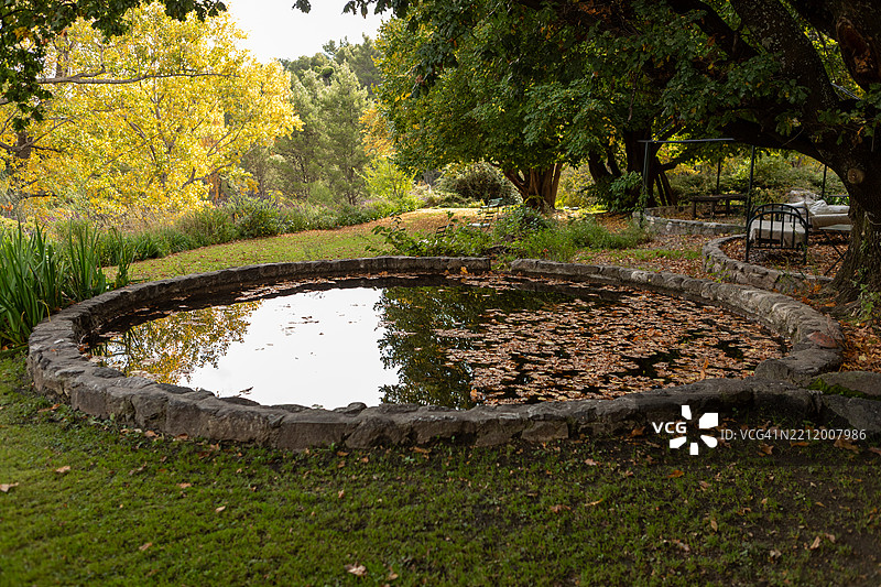 阿根廷科尔多瓦乡村酒店的石头池塘图片素材