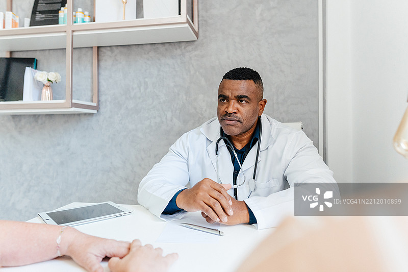 医生在患者咨询期间专心倾听图片素材