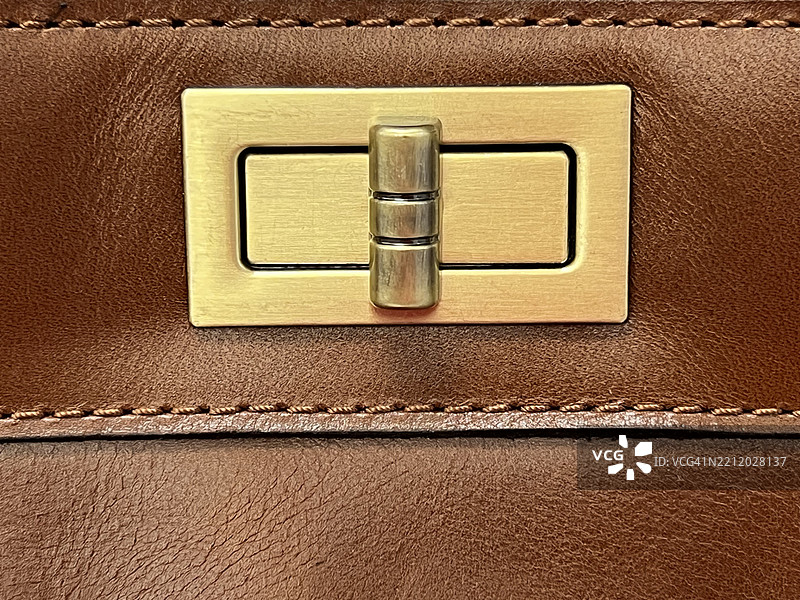 棕色手提包上的矩形金属旋锁图片素材