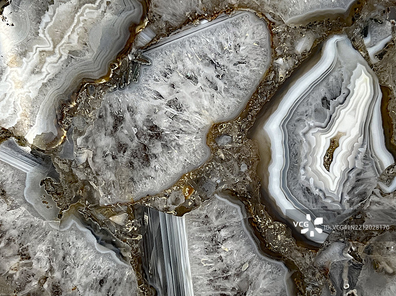 切割的玛瑙、晶洞、水晶和岩石制成的桌面图片素材