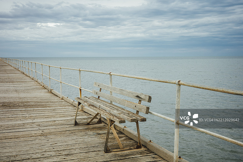 码头上的空木长椅图片素材