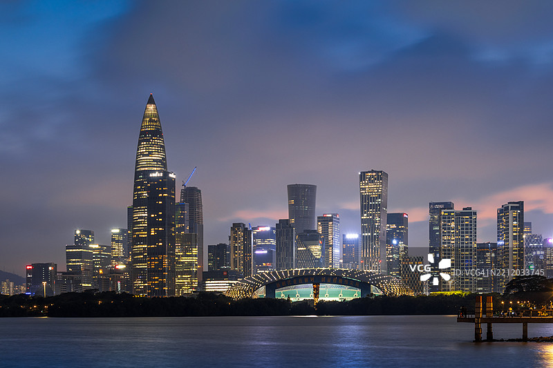 深圳南山区繁华的夜景。中国深圳图片素材