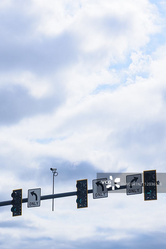 只允许左转和右转的标志与背后的云朵天空。图片素材