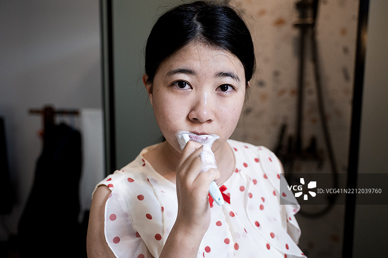 早上起床并进行晨间卫生。图片素材