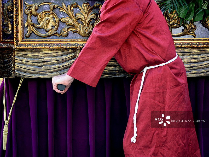 拿撒勒人抬着圣周游行中的一座圣像图片素材