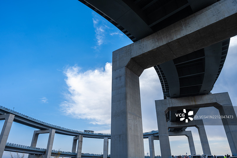 晴朗天空下的高架公路结构图片素材