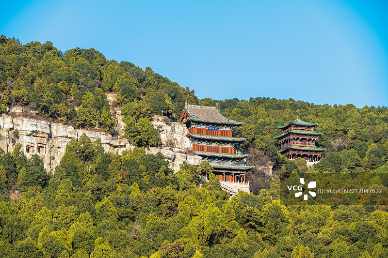 古老的寺庙坐落在山脉风景中图片素材