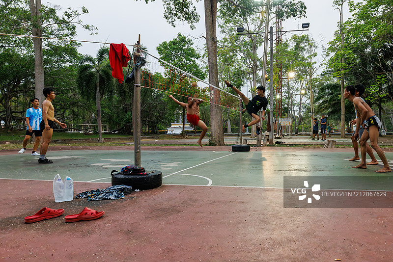 泰国南部的男子在踢毽子。图片素材