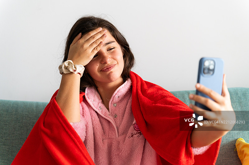 生病的年轻女性在家中与医生视频通话图片素材