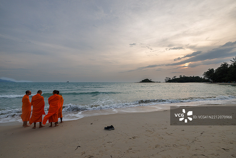 泰国南部苏梅岛的僧侣在海滩上图片素材